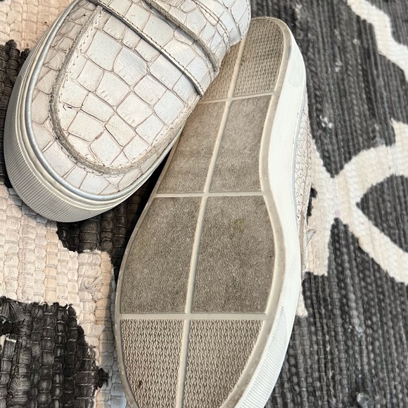 Stuart Weitzman crocodile cream loafers size 7 1/2 - Picture 2 of 4